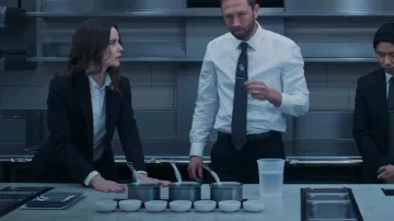Theory Etiennette Blazer worn by Claire (Molly Gordon) as seen in The Bear (S02E07)