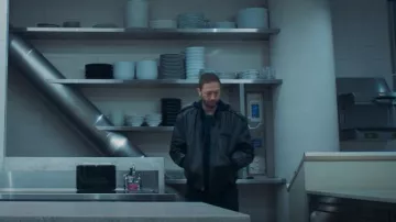 Membres seulement Veste emblématique en peau d’agneau portée par Richard 'Richie' Jerimovich (Ebon Moss-Bachrach) vue dans The Bear (S02E07)