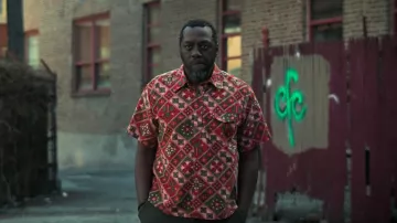 Prendas de ingeniería Popover BD Camisa usada por Ebraheim (Edwin Lee Gibson) como se ve en The Bear (S02E08)