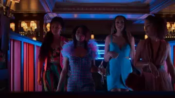 Louisa Ballou a imprimé un maillot de bain asymétrique porté par Sondi (Corbin Reid) vu dans Run the World (S02E06)