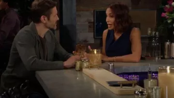 Sam Edelman Cowl Neck Sheath porté par Lily Winters (Christel Khalil) comme vu dans The Young and the Restless le 11 juin 2023