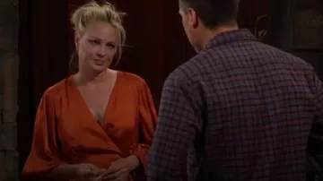 Robe Hutch Turner en satin de cuivre portée par Sharon Newman (Sharon Case) comme on le voit dans The Young and the Restless le 11 juin 2023