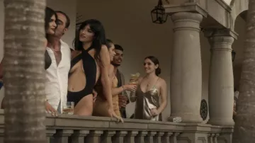 Norma Kamali Coupure Halterneck Maillot de bain porté par Gloria Bonalde (Cristina Umaña) vu dans Tom Clancy’s Jack Ryan (S04E01)