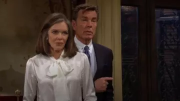 Lilysilk Bow-tie Neck Silk Blusa usada por Diane Jenkins (Susan Walters) como se ve en The Young and the Restless el 26 de junio de 2023