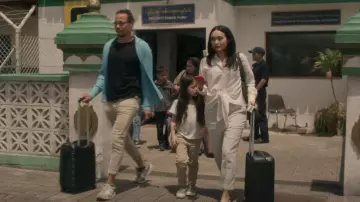Blusa de cintura Theory Tie usada por Hanin (Dina Shihabi) como se ve en Tom Clancy's Jack Ryan (S04E01)