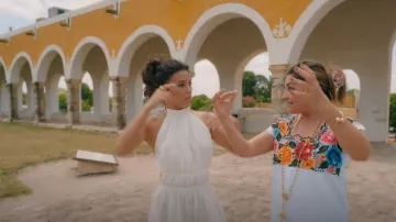 Morceau de robe blanche Giuliana Open Back Halter portée par Eva Longoria vue dans Eva Longoria: À la recherche du Mexique (S01E02)