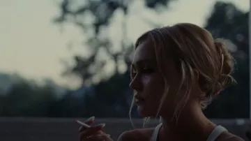 The Hair Edit Gold French Twist Claw Clip worn by Jocelyn (Lily-Rose Depp) as seen in The Idol (S01E05)