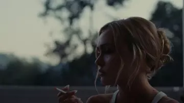 The Hair Edit Gold French Twist Claw Clip worn by Jocelyn (Lily-Rose Depp) as seen in The Idol (S01E05)