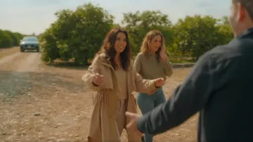 Manteau trench en coton beige Pinko porté par Eva Longoria vu dans Eva Longoria: À la recherche du Mexique (S01E04)