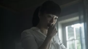 Chemise White Blouse portée par Katie Buranek (Constance Wu) comme on le voit dans la série télévisée The Terminal List (saison 1)