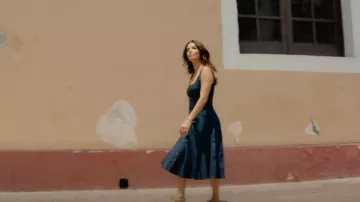 Staud Mini Wells Robe marine portée par Eva Longoria vue dans Eva Longoria: À la recherche du Mexique (S01E06)