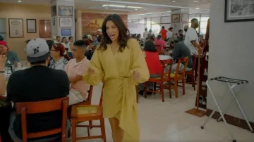 Pièce de mini-robe de pivoine en lin blanc portée par Eva Longoria vue dans Eva Longoria: À la recherche du Mexique (S01E06)