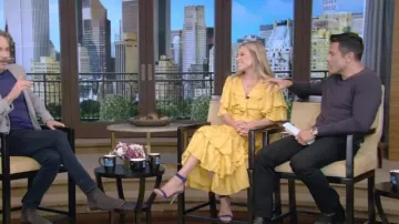 Prabal Gurung Robe Midi à volants à volants Floral portée par Kelly Ripa comme vu dans LIVE avec Kelly et Mark le 3 juillet 2023