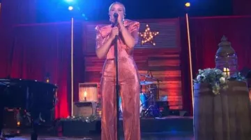 Black Halo Ara Shimmering Bow Jumpsuit en Icy Sherbert usado por Lauren Alaina como se ve en The Bachelorette (S20E02)