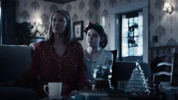 Ensemble de pyjama à manches longues imprimé super doux Alfani porté par Joy Wallis (Andrea Anders) vu dans Cruel Summer (S02E05)