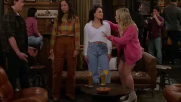 Abercrombie Curve Love High Rise Loose Jean usado por Valentina (Francia Raisa) como se ve en How I Met Your Father (S02E18)