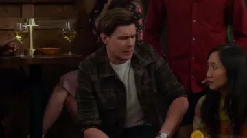 Chemise de travail marron denim nue et célèbre portée par Jesse (Chris Lowell) comme on le voit dans How I Met Your Father (S02E18)