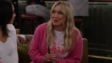 T-shirt graphique de marche re/done porté par Sophie (Hilary Duff) comme on le voit dans How I Met Your Father (S02E18)