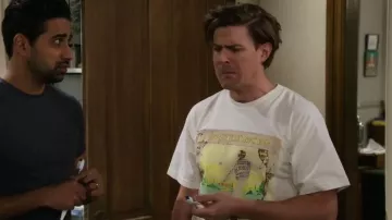 Daydreamer Elton John Yellow Brick Road Tee porté par Jesse (Chris Lowell) comme on le voit dans How I Met Your Father (S02E18)