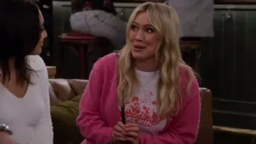 R13 Shaggy Oversized Distressed Edge Cardigan porté par Sophie (Hilary Duff) comme on le voit dans How I Met Your Father (S02E18)