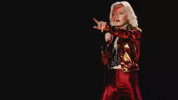 Le costume style 'Bowie' avec pantalon et veste à paillettes porté par Cherie Currie (Dakota Fanning) dans Les Runaways