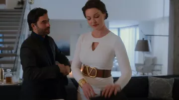 Valentino Garavani Vl­o­go Sig­na­ture Belt worn by Tully Hart (Katherine Heigl) as seen in Firefly Lane (S02E12)