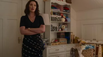 Dries Van Noten Black Syvan Printed Ruffle Midi Falda usada por Tully Hart (Katherine Heigl) como se ve en Firefly Lane (S02E13)