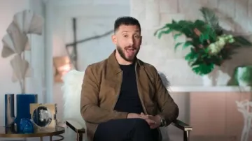 Chaqueta de gamuza Reiss Zip throguh usada por Simon Cohen como se ve en Luxe Listings Sydney (Temporada 3 Episodio 3)