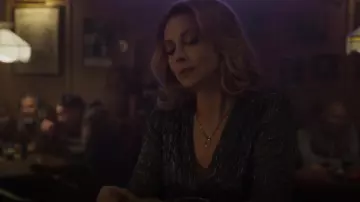 Maje Robe midi à manches courtes à effet métallique portée par Missy (Sharon Lawrence) vue dans Joe Pickett (S02E06)