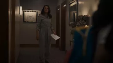 Équipement Combinaison femme Leondrea Tie-Waist En Gris portée par Hélène (Camille Cottin) comme vu dans Killing Eve (S04E05)