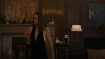 Saint Laurent Plunging V-Neck Velvet Waistet porté par Hélène (Camille Cottin) vu dans Killing Eve (S04E06)