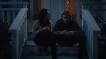 Bottes Ugg Mini II portées par Bronwyn Rojas (Marianly Tejada) vues dans L’un de nous mentent (S02E07)