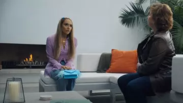 Joli petit sac à plumes bleues porté par Vanessa Merriman (Sara Thompson) vu dans One of Us Is Lying (S02E07)