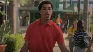Ralph Lauren Polo bordado usado por Andre Johnson, Jr. (Marcus Scribner) como se ve en adulto (S06E01)