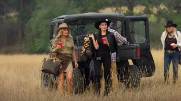 Louis Vuitton Neverfull Cloth Tote porté par Tamra Judge comme on le voit dans The Real Housewives of Orange County (S17E05)