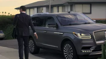 Voiture de SUV Lincoln Navigator utilisée par Mickey Haller (Manuel Garcia-Rulfo) vue dans The Lincoln Lawyer (S02E01)