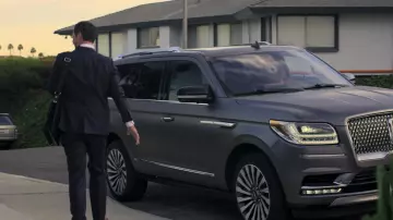 Lincoln Navigator SUV coche utilizado por Mickey Haller (Manuel García-Rulfo) como se ve en The Lincoln Lawyer (S02E01)