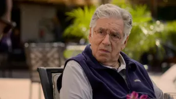 Columbia Vest in navy blue worn by Legal Siegal (Elliott Gould) as seen in The Lincoln Lawyer (S02E02)