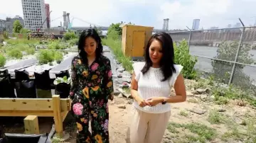 Pantalon floral Carolina Herrera Wide Leg porté par Stephanie Hsu comme vu dans CBS Mornings le 6 juillet 2023