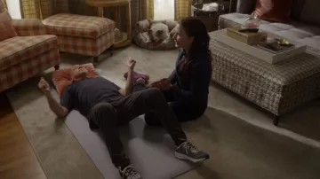 En zapatillas usadas por Harry Goldenblatt (Evan Handler) como se ve en And Just Like That... (S02E04)