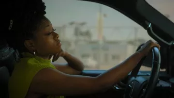 Suéter Maeve Amara usado por Izzy Letts (Jazz Raycole) como se ve en The Lincoln Lawyer (S01E02)