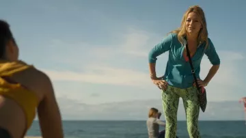 Alo yoga Snakeskin Vapor High-Waist Leggings portés par Lorna (Becki Newton) comme on le voit dans The Lincoln Lawyer (S01E02)