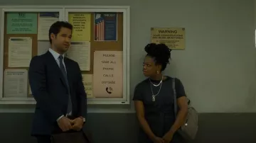 Alice + olivia Jasset Roll Cue Tie Back Dress Black usado por Izzy Letts (Jazz Raycole) como se ve en The Lincoln Lawyer (S01E02)