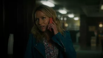 Veste en daim bleu BlankNYC portée par Lorna (Becki Newton) vue dans The Lincoln Lawyer (S01E02)