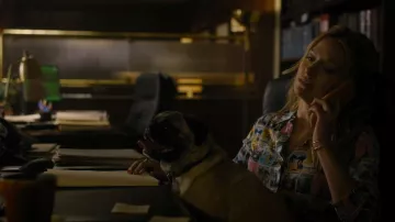 Alice + Olivia Willa Chemise imprimée à manchettes smockées portée par Lorna (Becki Newton) vue dans The Lincoln Lawyer (S01E03)