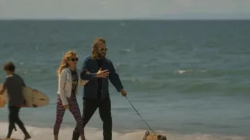 Blank NYC Faux Leather Hooded Crop Moto Jacket porté par Lorna (Becki Newton) comme vu dans The Lincoln Lawyer (S01E03)