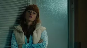 The Stradivarius cream sleeveless jacket worn by Morgane Alvaro (Audrey Fleurot) in the HPI series: High Intellectual Potential (S02E08)