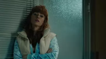 The Stradivarius cream sleeveless jacket worn by Morgane Alvaro (Audrey Fleurot) in the HPI series: High Intellectual Potential (S02E08)