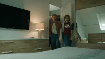 The red Fair Play t-shirt worn by Elliott (Noé Vandevoorde) in HPI: High Intellectual Potential (Season 2 Episode 3)