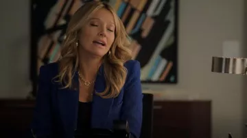 Robe de costume Blazer texturée à double poitrine Zara portée par Lorna (Becki Newton) vue dans The Lincoln Lawyer (S02E01)